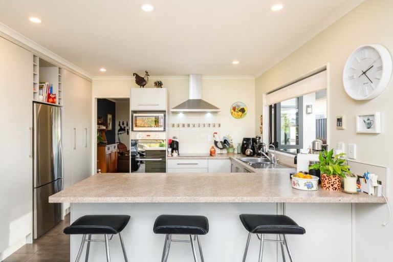 Photo of property in 4a Silkwood Place, Fitzherbert, Palmerston North, 4410