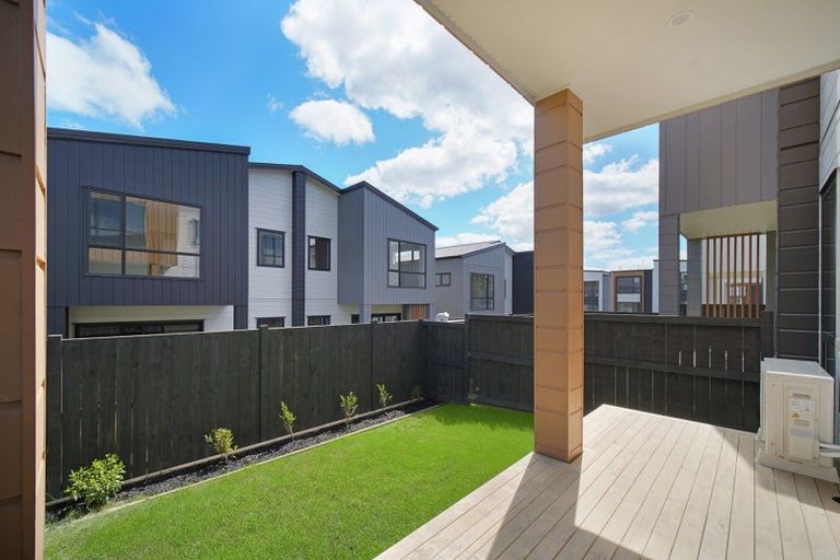 Photo of property in 8 Don Oliver Lane, Glen Eden, 0602