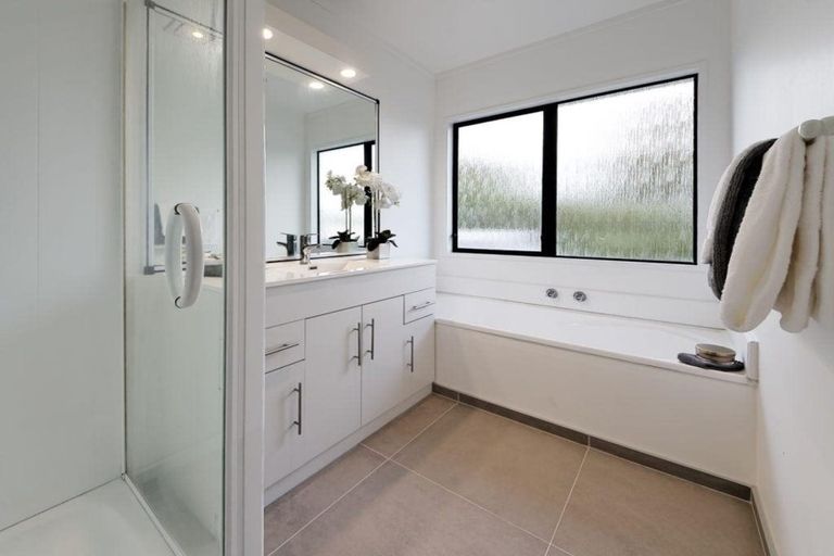 Photo of property in 2/7 Te Atatu Road, Te Atatu South, Auckland, 0610