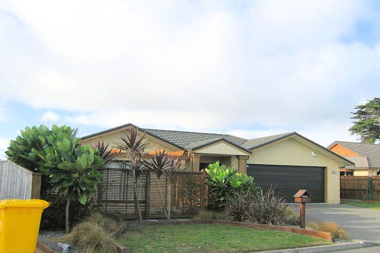 Photo of property in 27 Quadrant Heights, Paraparaumu, 5032
