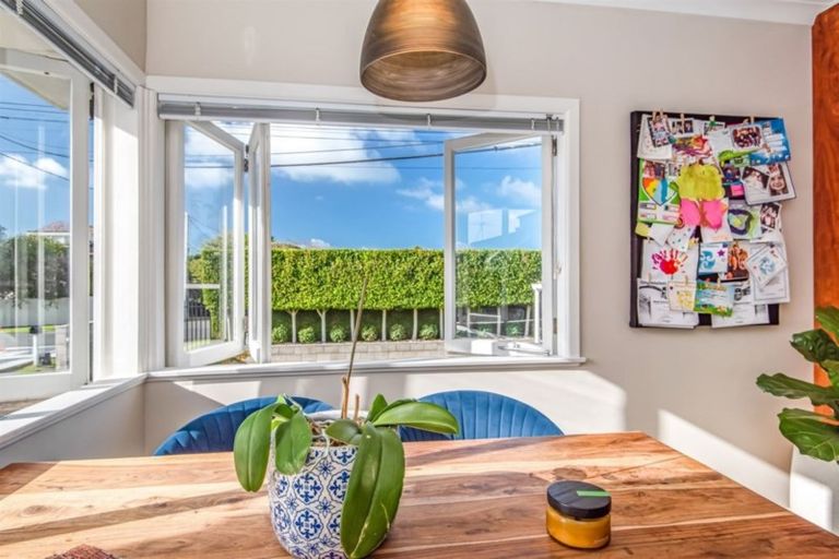 Photo of property in 2/52 Aberdeen Road, Campbells Bay, Auckland, 0620