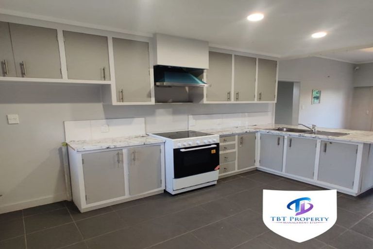 Photo of property in 12a Waiari Road, Conifer Grove, Takanini, 2112