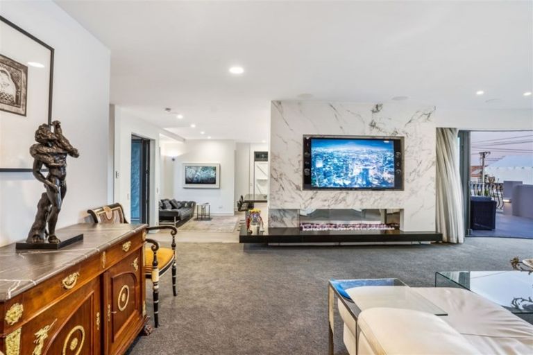 Photo of property in 1/60 Milford Road, Milford, Auckland, 0620