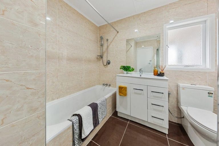 Photo of property in 23 Sutton Crescent, Papakura, 2110