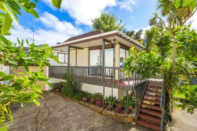 Photo of property in 2/21 Waiau Street, Torbay, Auckland, 0630