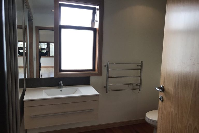 Photo of property in 4 Tobruk Crescent, Milford, Auckland, 0620