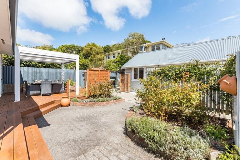 Photo of property in 21 Farm Road, Northland, Wellington, 6012