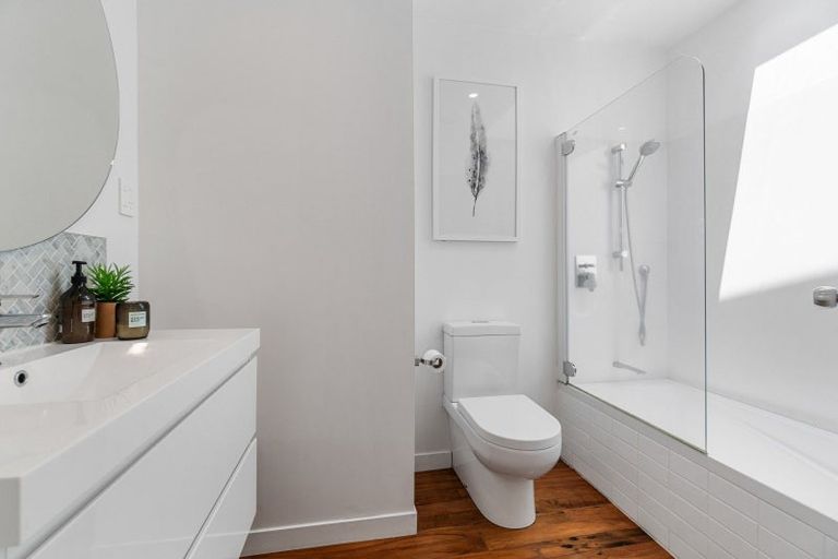 Photo of property in 16a Fairfax Avenue, Northcote, Auckland, 0627