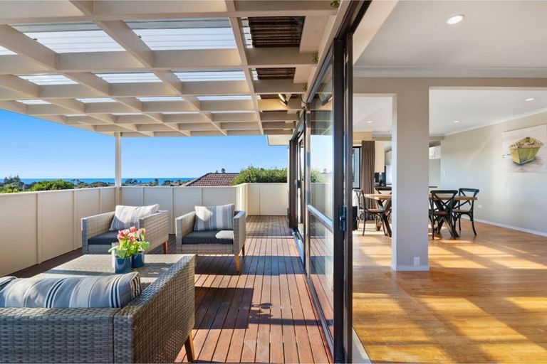 Photo of property in 24 Halldene Terrace, Red Beach, 0932