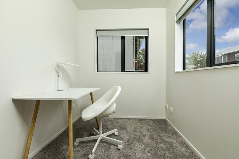 Photo of property in 8b Dallinghoe Crescent, Milford, Auckland, 0620