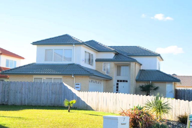 Photo of property in 5 Belsomet Place, Golflands, Auckland, 2013
