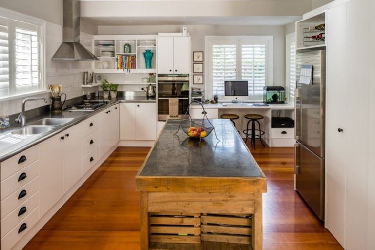 Photo of property in 21 Nikau Street, Eastbourne, Lower Hutt, 5013