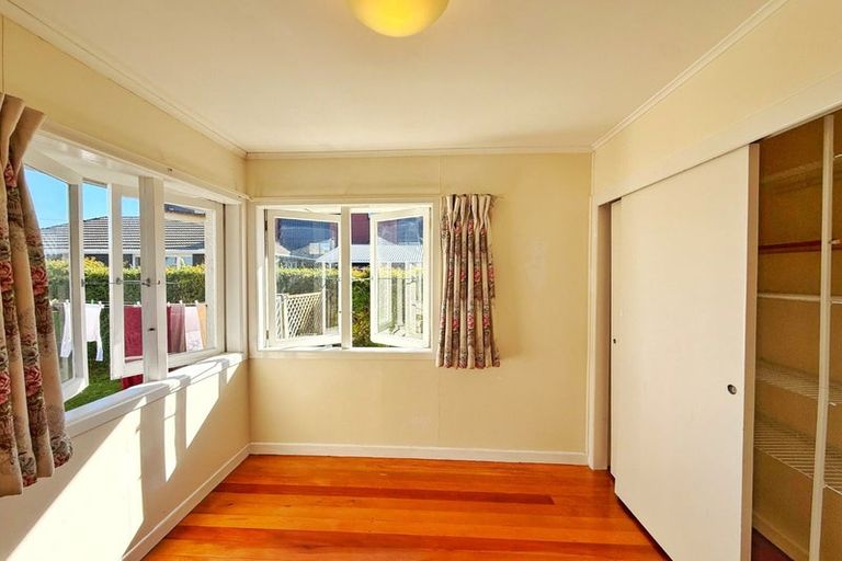 Photo of property in 15 Karamu Street, Te Atatu Peninsula, Auckland, 0610