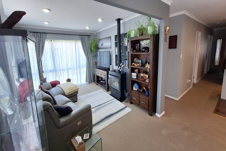 Photo of property in 22 Aragon Grove, Kingsley Heights, Upper Hutt, 5018