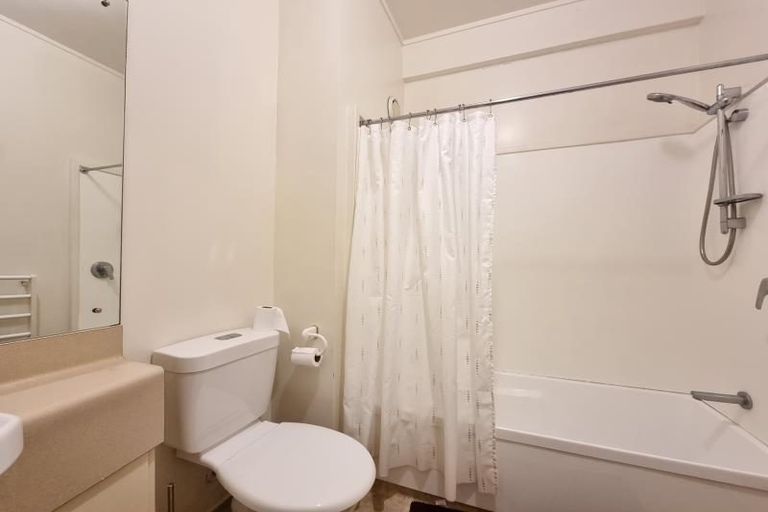 Photo of property in 17 Kent Terrace - Kent Apartments, 5e/16 Kent Terrace, Mount Victoria, Wellington, 6011