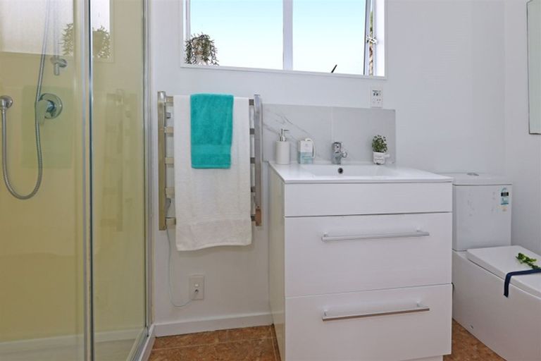 Photo of property in 10a Harding Avenue, Te Atatu South, Auckland, 0610