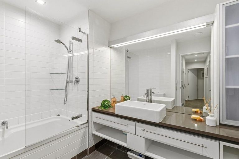 Photo of property in Patent 326 Apartments, 209s/326 Evans Bay Parade, Hataitai, Wellington, 6021