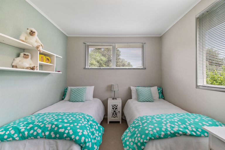 Photo of property in 8 Palawan Place, Torbay, Auckland, 0630