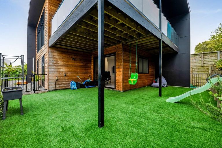 Photo of property in 28a Waiwaka Terrace, Strandon, New Plymouth, 4312