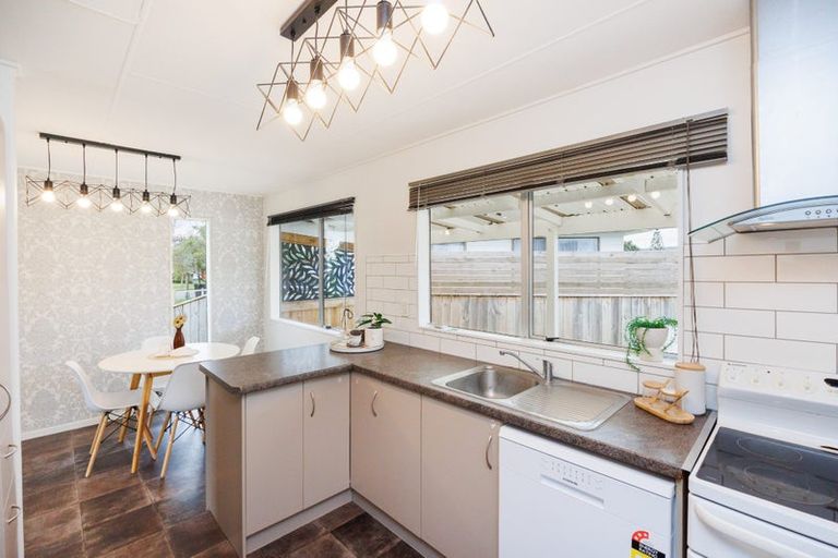 Photo of property in 18 Cumberland Place, Kelvin Grove, Palmerston North, 4414