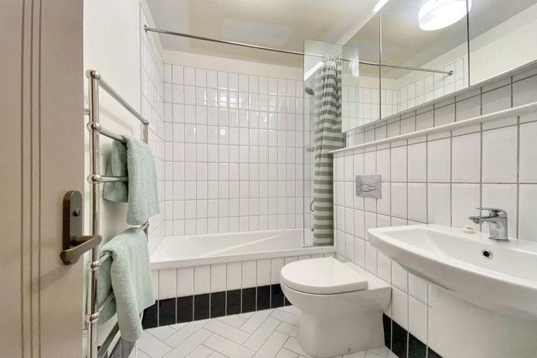 Photo of property in 201/3 Roxburgh Street, Mount Victoria, Wellington, 6011