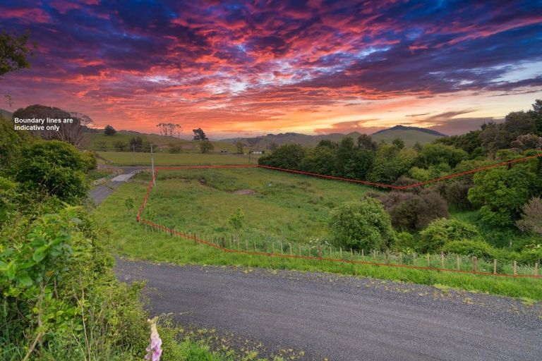 Photo of property in 13 Robertson Close, Manakau, 5583