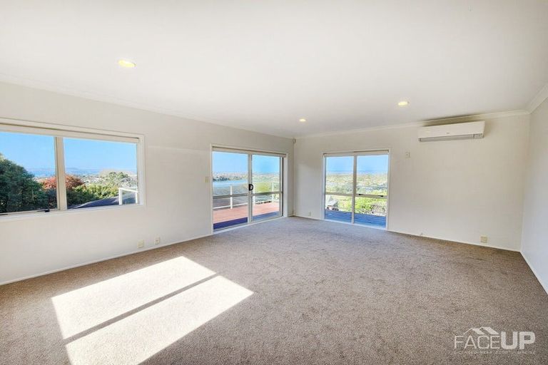 Photo of property in 4 Worthington Place, West Harbour, Auckland, 0618