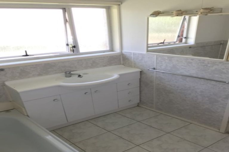 Photo of property in 15 Barlow Place, Chatswood, Auckland, 0626