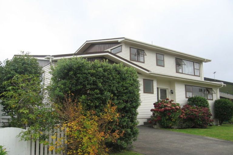 Photo of property in 3 Mckeefry Grove, Tawa, Wellington, 5028