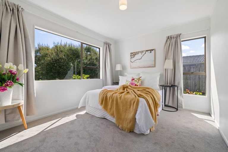 Photo of property in 1/7 Tusac Place, Totara Vale, Auckland, 0627