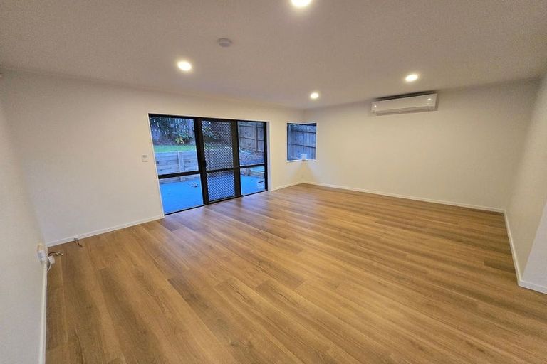 Photo of property in 2/26 Fernlea Rise, Bayview, Auckland, 0629
