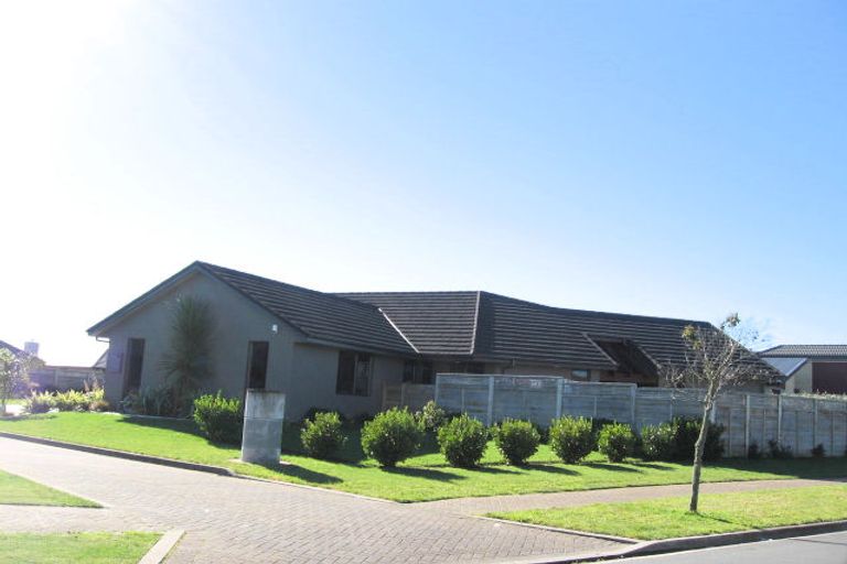 Photo of property in 6 Nielsen Gardens, Rototuna, Hamilton, 3210