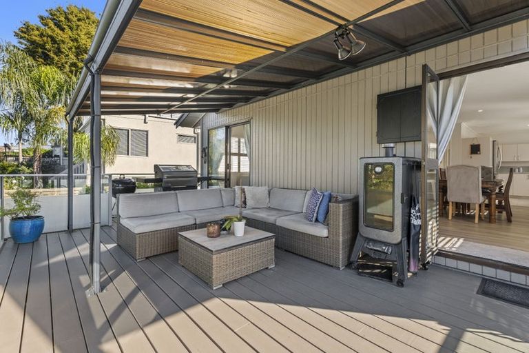 Photo of property in 27 Pohutukawa Avenue, Shelly Park, Auckland, 2014