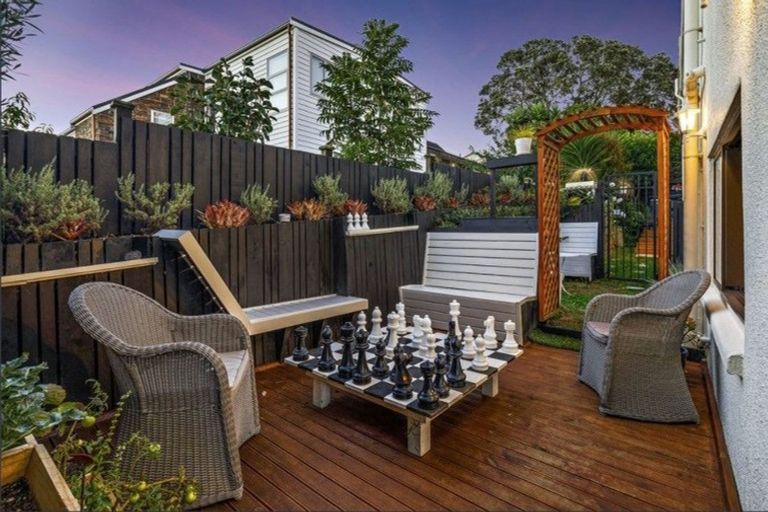 Photo of property in 2/36 Seaview Road, Castor Bay, Auckland, 0620