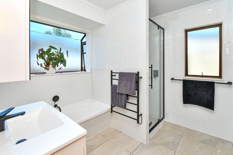 Photo of property in 15 Oakmont Place, Wattle Downs, Auckland, 2103