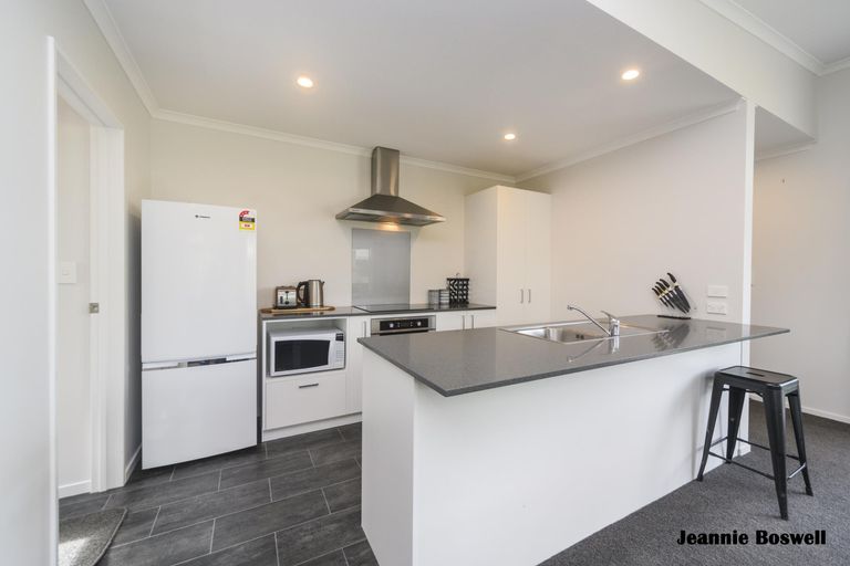 Photo of property in 52 Exeter Crescent, Takaro, Palmerston North, 4412