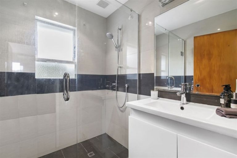 Photo of property in 14 Jonathan Place, Sunnynook, Auckland, 0620