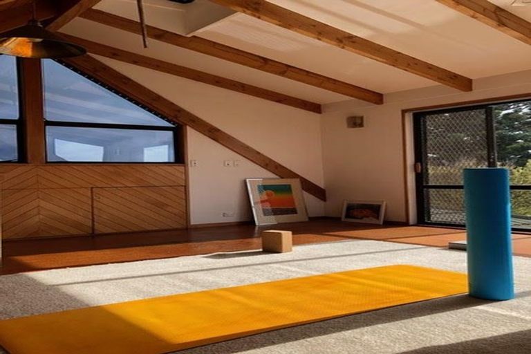 Photo of property in 10 Deuxberry Avenue, Northcote, Auckland, 0627