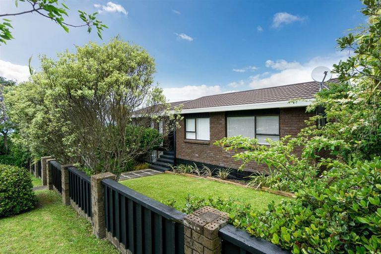 Photo of property in 2/33 Montgomery Avenue, Rothesay Bay, Auckland, 0630