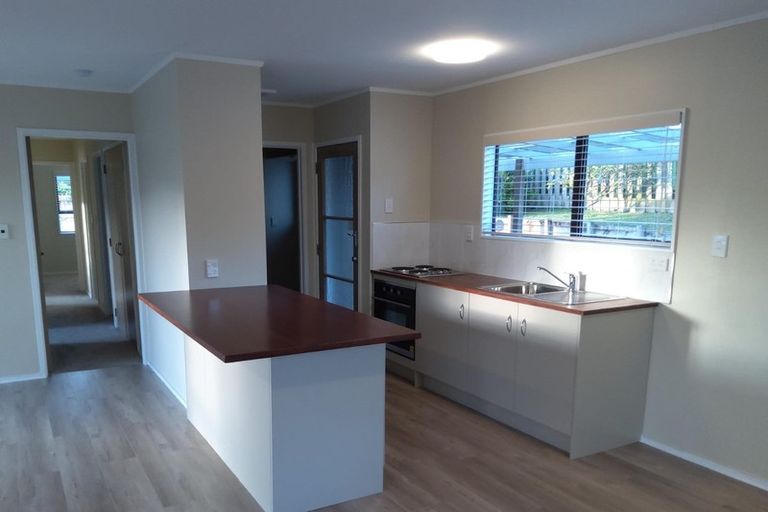 Photo of property in 2 Louise Place, West Harbour, Auckland, 0618