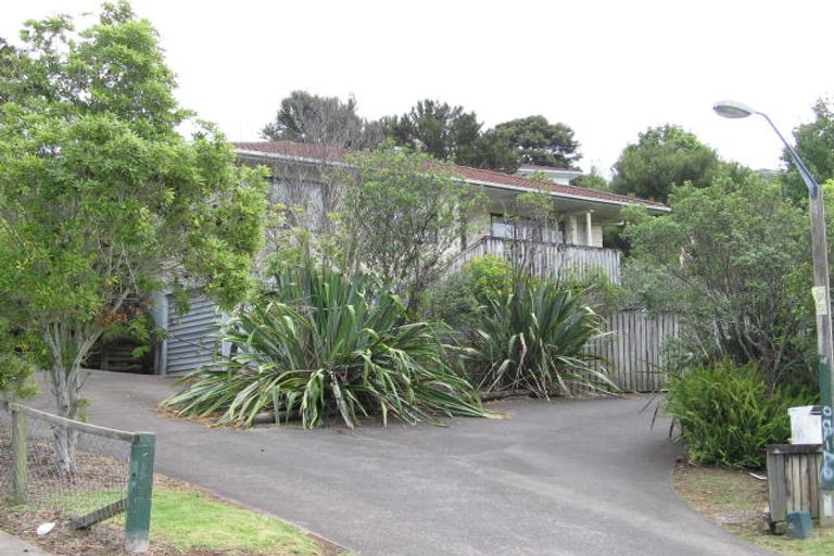 Photo of property in 31 Lambrown Drive, Totara Vale, Auckland, 0629