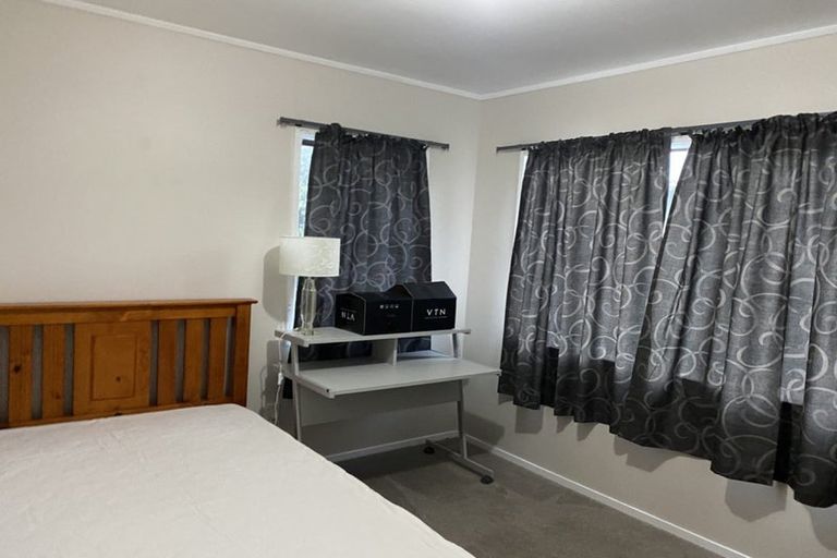 Photo of property in 43 Deverell Place, Northcross, Auckland, 0632