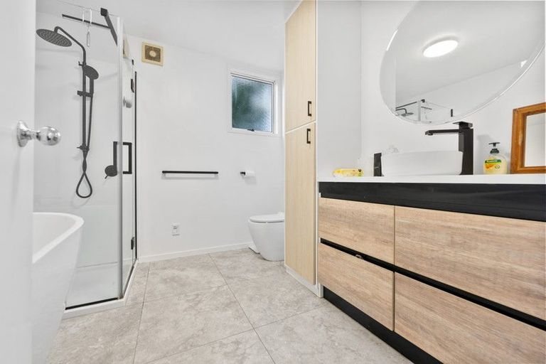 Photo of property in 11 Fathom Place, Te Atatu Peninsula, Auckland, 0610