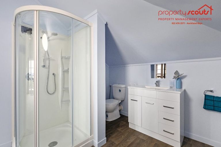 Photo of property in 2/537 Glenfield Road, Glenfield, Auckland, 0629