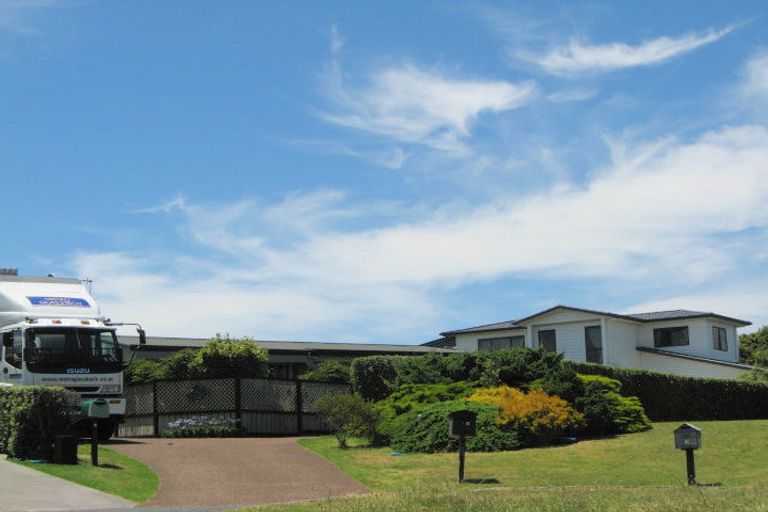 Photo of property in 8 Vela Place, Clarks Beach, 2122