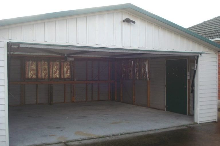 Photo of property in 10 Vera Road, Te Atatu South, Auckland, 0610