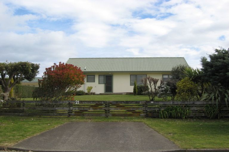 Photo of property in 21 Sarah Street, Waikawa Beach, Levin, 5573