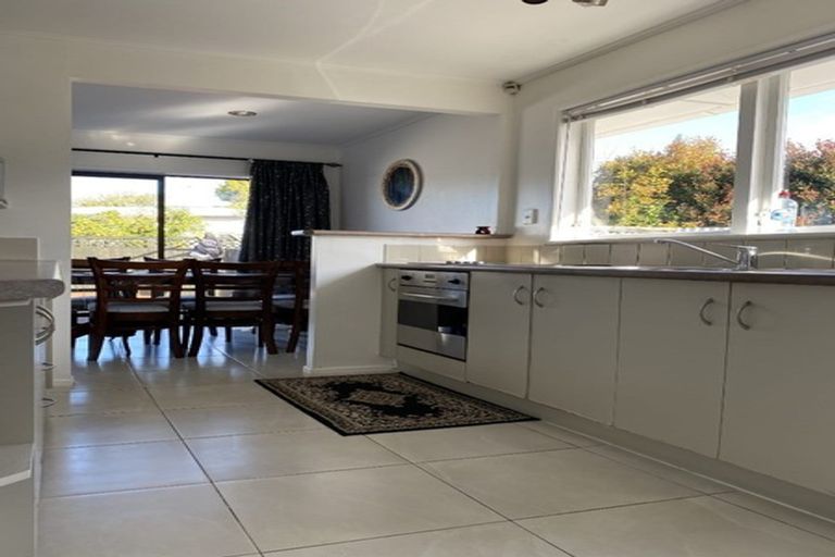 Photo of property in 2/24 Hatherlow Street, Glenfield, Auckland, 0629