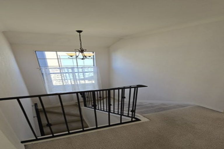 Photo of property in 8 Lissleton Drive, East Tamaki, Auckland, 2013