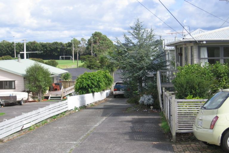 Photo of property in 1/862 East Coast Road, Northcross, Auckland, 0630